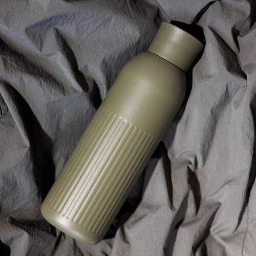 Sagaform Tekla Push stalen fles met druk dop gerecycled) 500 ml dried green 500 ml