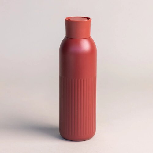 Sagaform Tekla Push stalen fles met druk dop gerecycled) 500 ml donker rood 500 ml
