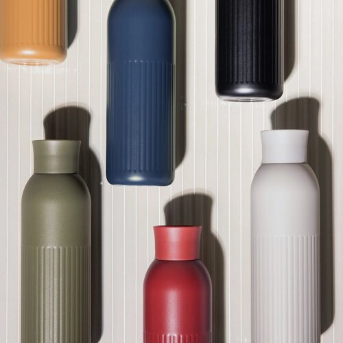 Sagaform Tekla Push stalen fles met druk dop gerecycled) 500 ml donker rood 500 ml
