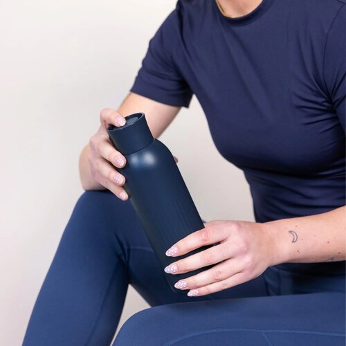 Sagaform Tekla Push stalen fles met druk dop gerecycled) 500 ml donkerblauw 500 ml