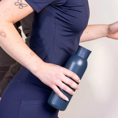 Sagaform Tekla Push stalen fles met druk dop gerecycled) 500 ml donkerblauw 500 ml
