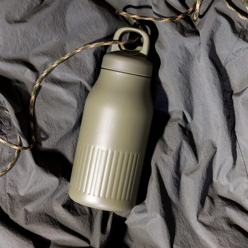 Sagaform Truls stalen fles met handige openklik dop Legergroen 500 ml